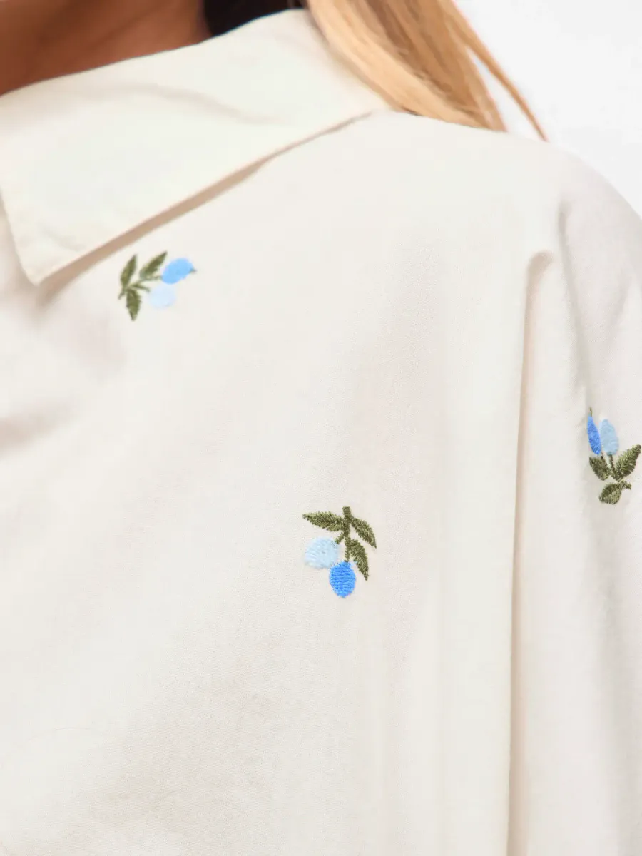 AILA SKJORTE FLOWER - HVIT / BLÅ