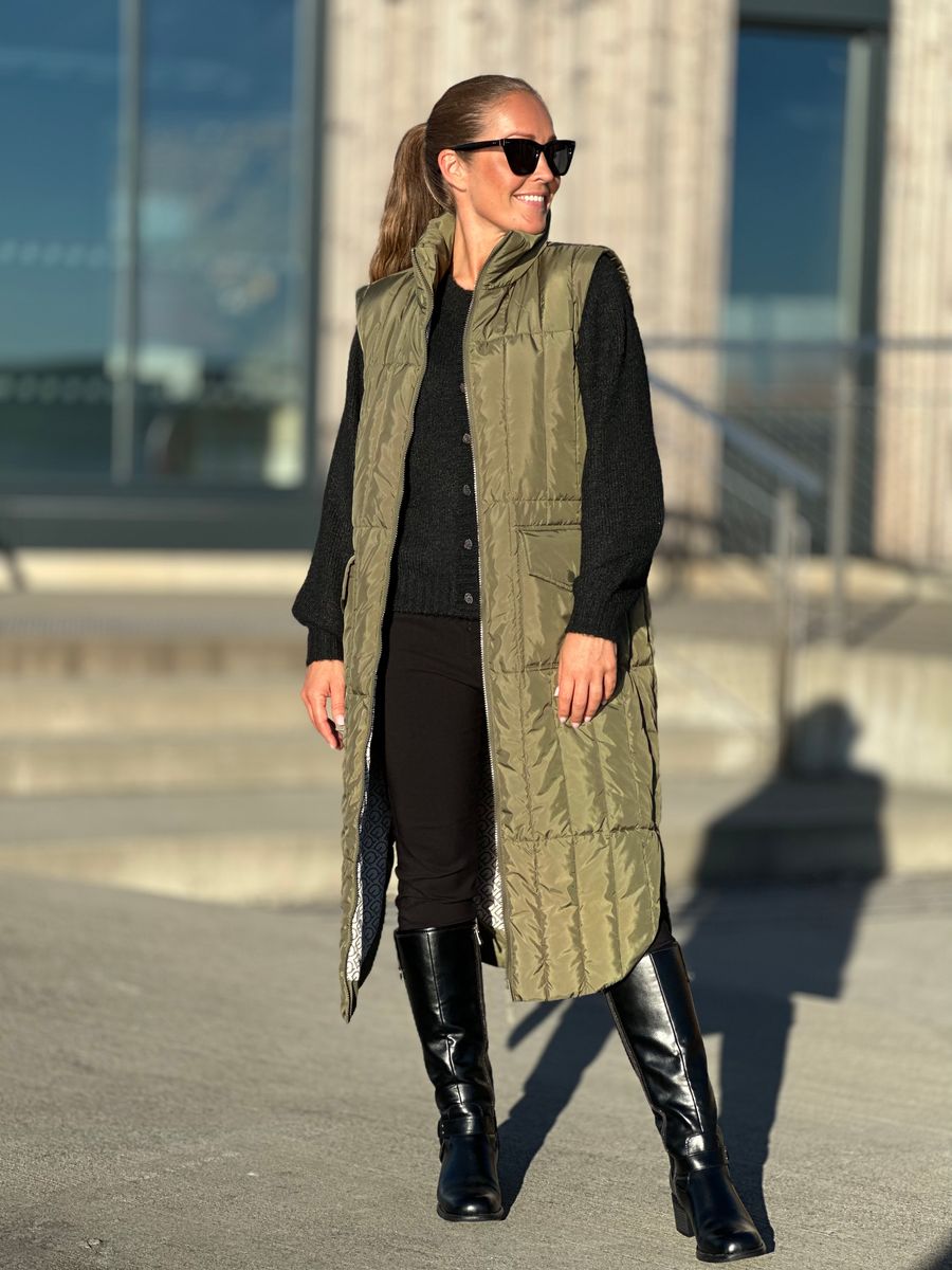 OLGA TO I EN KÅPE / VEST - OLIVEN