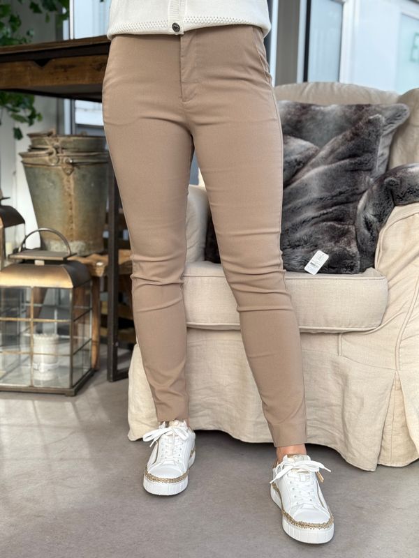 SOLVEJ CHINOS BUKSE - CAMEL