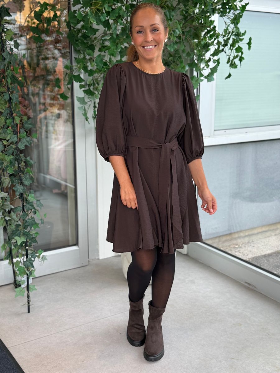 ALINIA KJOLE 3/4 ERMER - BRUN