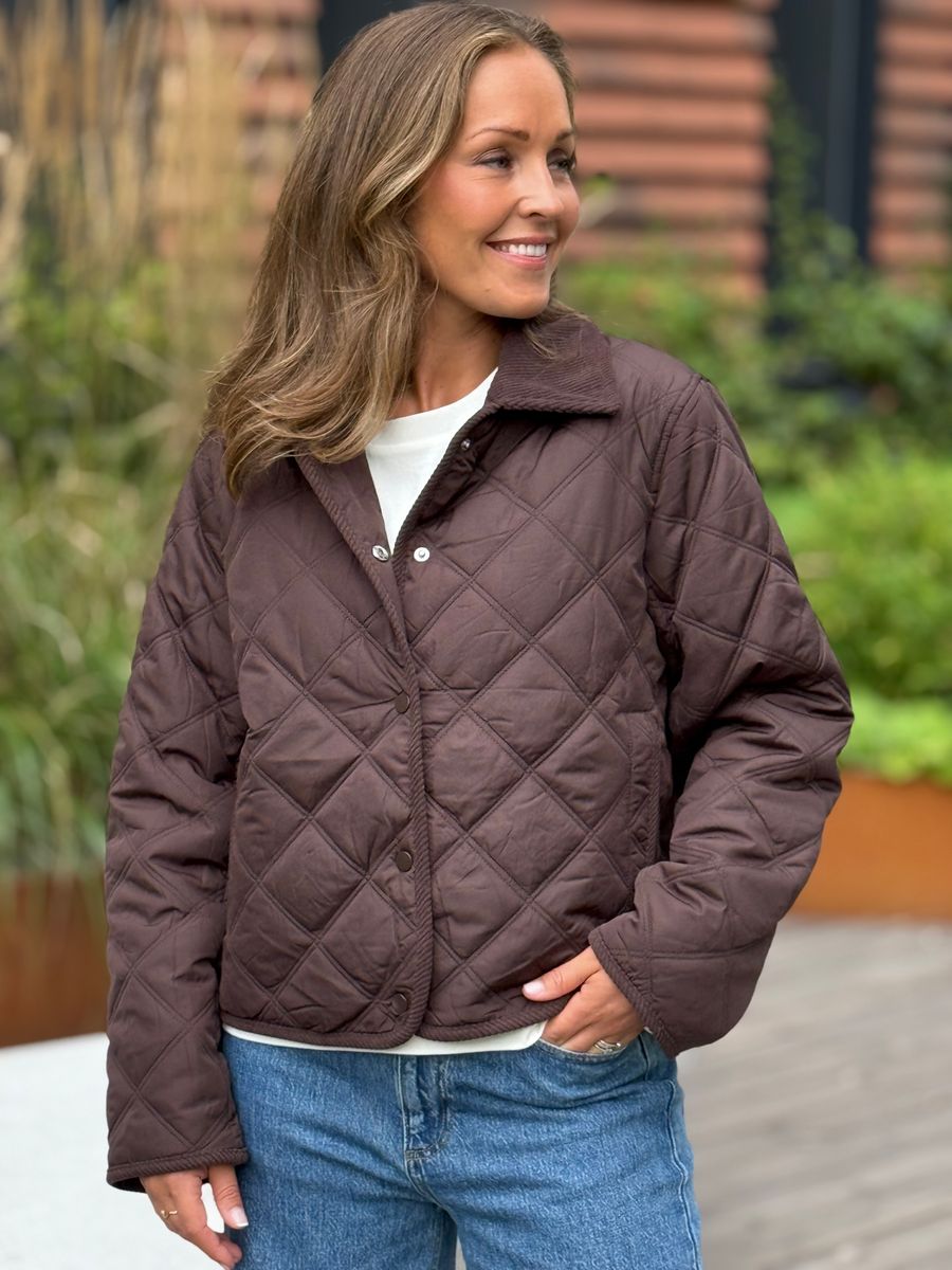 QUILA QUILTET JAKKE - BRUN