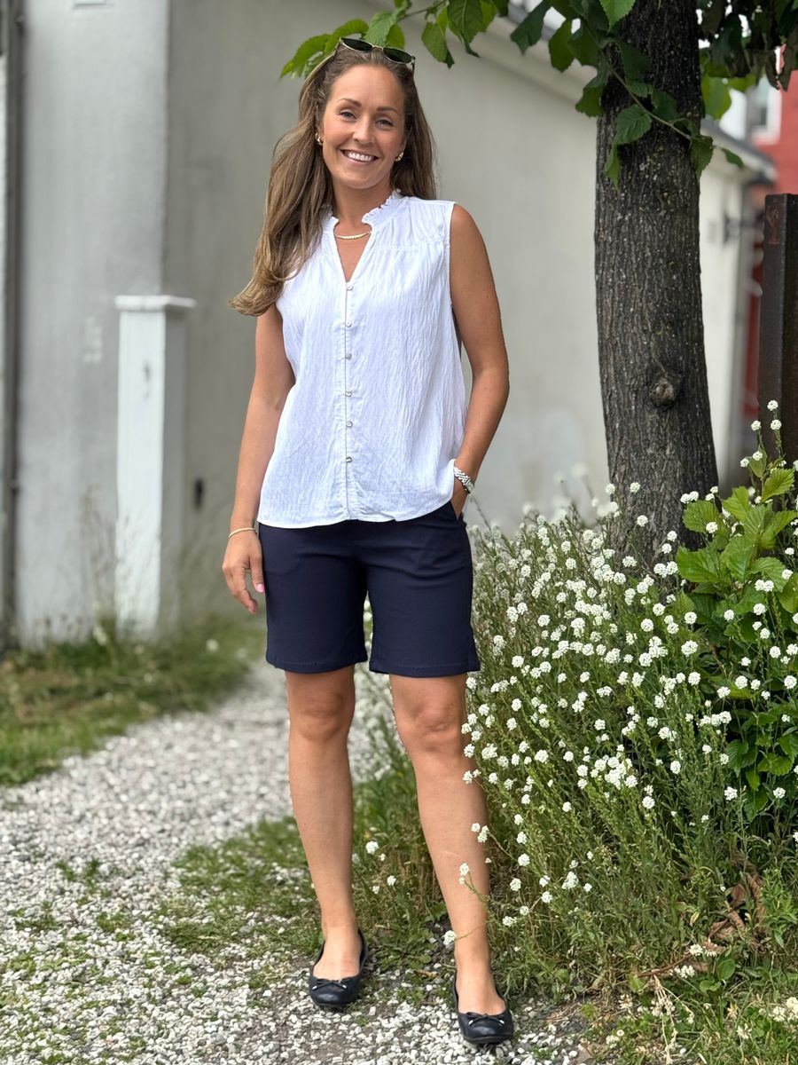 ALLY ERMLØS BLUSE - HVIT