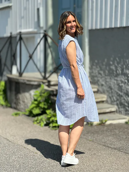 Hovedbilde SUCRE ERMLØS RETT KJOLE - HVIT / MELLOMBLÅ