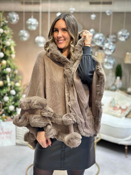 Hovedbilde CAPE M/ HETTE & FAKE FUR - MULVARP