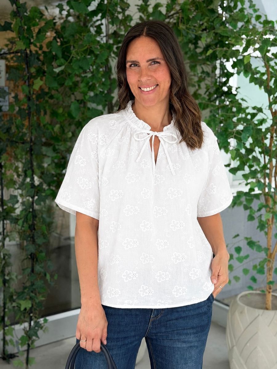 IDENA EMBRO BLUSE - HVIT
