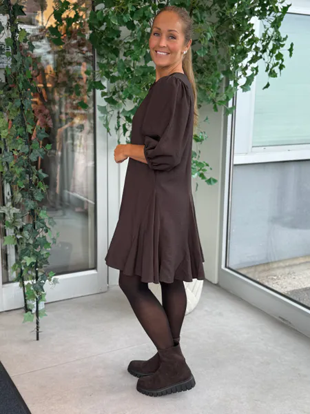 Hovedbilde ALINIA KJOLE 3/4 ERMER - BRUN