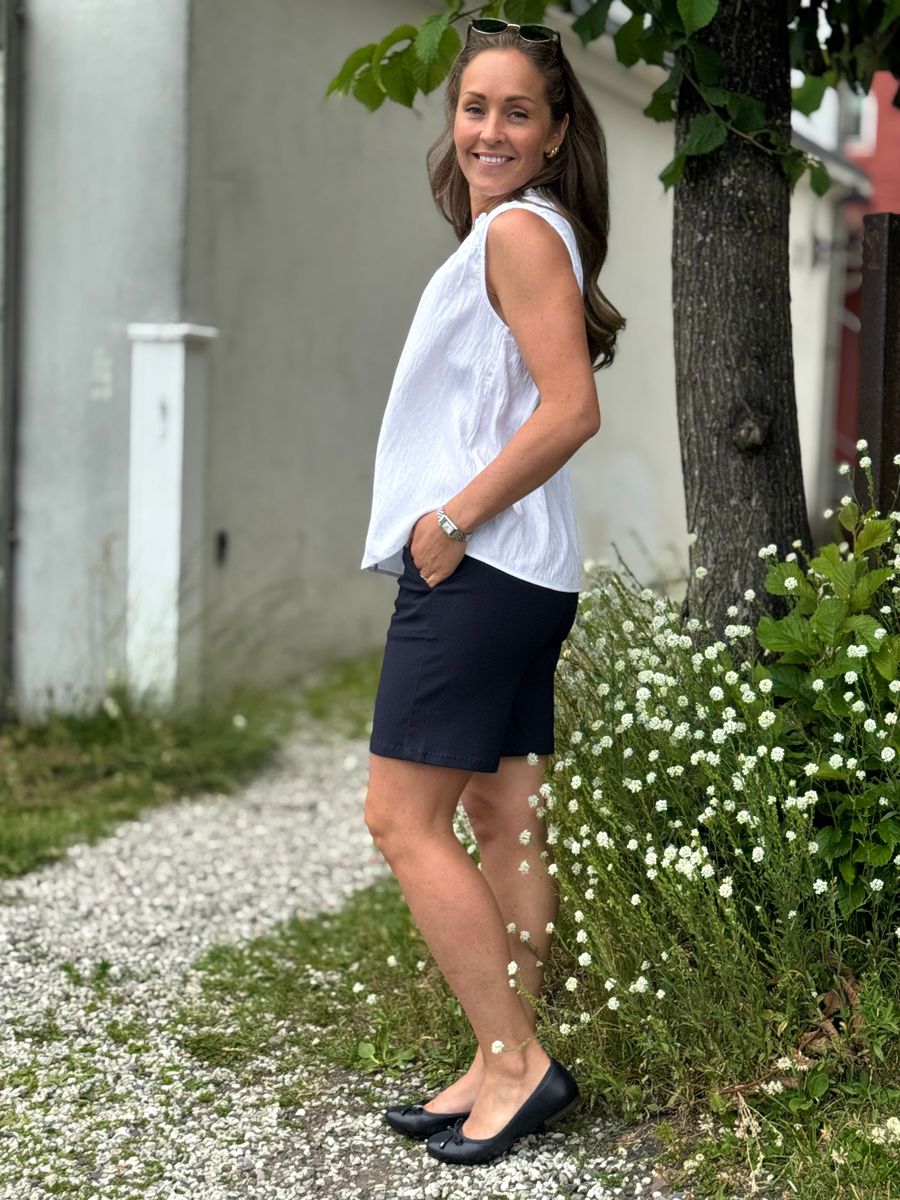 ALLY ERMLØS BLUSE - HVIT