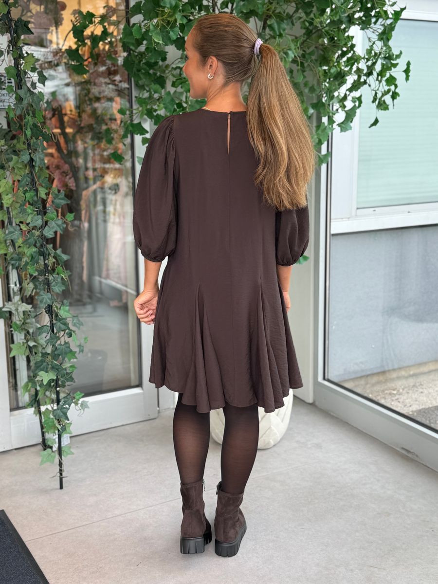 ALINIA KJOLE 3/4 ERMER - BRUN