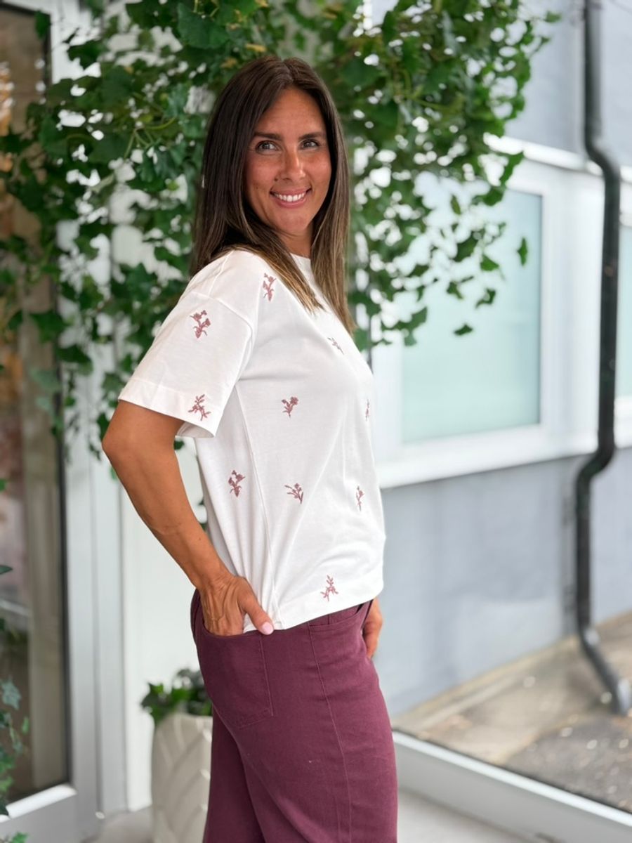 MONIE T-SHIRT M/BRODERT BLOMSTER - OFFWHITE
